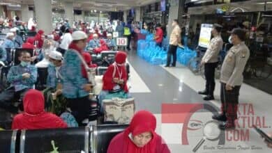 Photo of Hingga Pagi Polsek Bandara Hang Nadim Berikan pengamanan maksimal Kepada Jemaah Haji Debarkasi asal Prov. Jambi dan Prov. Riau