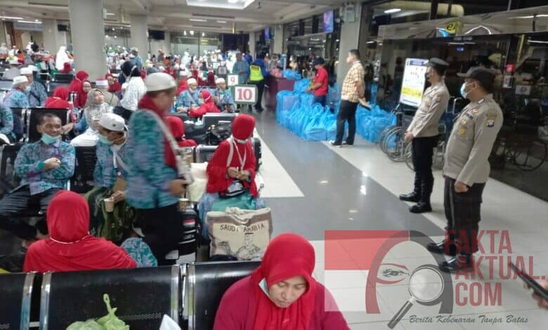 Hingga Pagi Polsek Bandara Hang Nadim Berikan pengamanan maksimal Kepada Jemaah Haji Debarkasi asal Prov. Jambi dan Prov. Riau