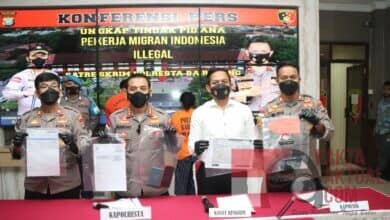 Kapolresta Barelang Gelar Konferensi Pers Ungkap Pelaku PMI Ilegal Tujuan Malaysia