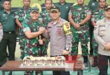 Photo of Kejutan di HUT TNI ke-77, Kapolresta Barelang Berikan Kue Ultah ke Kodim 0316 Batam