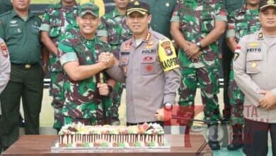 Photo of Kejutan di HUT TNI ke-77, Kapolresta Barelang Berikan Kue Ultah ke Kodim 0316 Batam