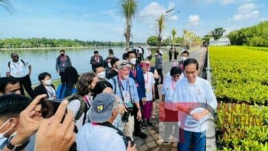 Saat Presiden Jokowi Ajak Wartawan Berteduh di Tempat VVIP Tahura Tanpa Batas Saat Presiden Jokowi Ajak Wartawan Berteduh di Tempat VVIP Tahura Tanpa Batas
