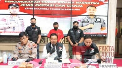 Sat Resnarkoba Polresta Barelang Ungkap Narkotika Jenis Ganja 4.065.75 Gram Sat Resnarkoba Polresta Barelang Ungkap Narkotika Jenis Ganja 4.065.75 Gram