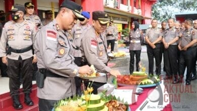 Kapolresta Barelang Pimpin Upacara Kenaikan Pangkat 75 Personel Polresta Barelang Periode 1 Januari 2023 Kapolresta Barelang Pimpin Upacara Kenaikan Pangkat 75 Personel Polresta Barelang Periode 1 Januari 2023