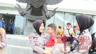 Polisi Wanita Polres Natuna Tim Trauma Healing Beri Semangat kepada Anak Anak Korban