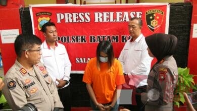 Kapolsek Batam Kota Ungkap Pelaku Penipuan Dan Penggelapan Penjualan Sepeda Motor Kapolsek Batam Kota Ungkap Pelaku Penipuan Dan Penggelapan Penjualan Sepeda Motor