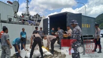 Kapolri Kirim 2 Ton Beras Kelokasi Bencana Pulau Serasan Kapolri Kirim 2 Ton Beras Kelokasi Bencana Pulau Serasan