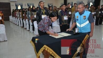 Penandatanganan Pakta Integritas Dan Sumpah Panitia Orang Tua Peserta Penerimaan Anggota Polri 2023 Oleh Polda Kepri Penandatanganan Pakta Integritas Dan Sumpah Panitia Orang Tua Peserta Penerimaan Anggota Polri 2023 Oleh Polda Kepri