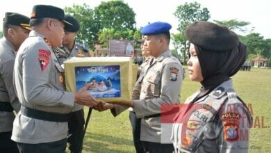 Kapolda Kepri Serahkan Bingkisan Idul Fitri Kepada Anggota Polda Kepri