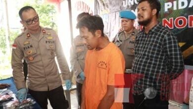 Kapolsek Nongsa Gelar Konferensi Pers Pencabulan dan Persetubuhan Terhadap Anak di Bawah Umur oleh Ayah Tiri