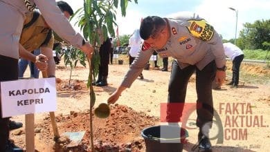 Kapolda Kepri Tanam Pohon Dalam Wacana Polri Kapolda Kepri Tanam Pohon Dalam Wacana Polri