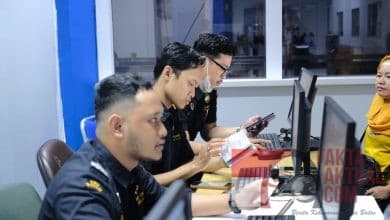 Pemberlakuan Registrasi IMEI yang Dibawa oleh Penumpang di Batam FAKTAAKTUAL.COM – BATAM – Dalam menjalankan fungsinya sebagai community protector, Bea Cukai Batam melaksanakan aturan Permendag terkait Handphone, Komputer dan Tablet nomor 20 Tahun 2021 jo Permendag 25 Tahun 2022, yang dibawa oleh Penumpang baik melalui Terminal Ferry ataupun Terminal Bandar Udara.  Adapun aturan yang mengatur barang bawaan penumpang, diatur dalam Peraturan Menteri Keuangan nomor PMK 203/PMK.04/2017, yang mana barang bawaan pribadi penumpang diberikan pembebasan bea masuk hingga USD500. “Dengan ketentuan registrasi dilakukan pada saat kedatangan dari luar negeri. Jika penumpang telah keluar terminal bandara maka tidak memperoleh fasilitas pembebasan bea masuk.” Ungkap Rizki.  Bea Cukai Batam menerapkan sebuah kebijakan yang diberlakukan di wilayah Batam, karena adanya fenomena fasilitas FTZ yang dimanfaatkan oleh para kurir/joki IMEI. Sehingga fasilitas tersebut banyak disalahgunakan karena dekatnya jarak Singapura dan Malaysia dengan Batam, sehingga “BC Batam menerapkan kebijakan bagi penumpang yang membawa HKT hanya dapat melakukan registrasi 6 bulan sejak pendaftaran sebelumnya, dengan tetap mendapatkan pembebasan bea masuk.” Lanjut Rizki Hal ini dilakukan akibat maraknya aktivitas pendaftaran IMEI di lapangan menggunakan joki di Pelabuhan-pelabuhan Internasional Batam sehingga BC Batam  membatasi penumpang yang melakukan registrasi IMEI dengan Batasan 2 unit handphone, komputer genggam, dan tablet (HKT) hanya dapat melakukan registrasi kembali  dalam jangka waktu 6 (enam) bulan, untuk identitas yg sama, namun terkait fasilitas pembebasan usd 500 per penumpang tetap diberikan sepanjang memenuhi syarat dan ketentuan yang ditetapkan peraturan yang berlaku.  “Aturan dan kebijakan tersebut sudah dijalankan dari awal tahun lalu, jadi bukan sesuatu yg baru di terapkan di tahun 2024. Dan Fenomena memanfaatkan fasilitas FTZ dengan menggunakan joki juga sudah beberapa kali di ungkap pihak kepolisian dan sudah ada yang divonis malah.”, Pungkas Rizki.  Penumpang yang membeli ponsel, komputer, dan tablet dari luar negeri dapat meregistrasikan IMEI-nya melalui laman www.beacukai.go.id atau melalui aplikasi Mobile Beacukai yang diunduh melalui App Store atau iOS) atau penumpang bisa langsung registrasi IMEI pada saat mengisi ECD apabila Kantor Pabean telah menerapkan Electronic Customs Declaration (ECD). Rizki juga menegaskan bahwa, selama proses pendaftaran IMEI, tidak ada dikenakan biaya. Masyarakat diminta melaporkan jika ada pungutan biaya yang tidak sah. “Kalau memang ada yang dipungut biaya di lapangan saat mendaftarkan imei, tolong sampaikan ke kami. Karena itu tidak dibenarkan,” katanya. Bagi masyarakat dihimbau agar mencari informasi dari sumber yang resmi seperti website bea cukai, batam.beacukai.go.id atau dapat melihat di akun sosial media bea cukai di @bcbatam (Instagram) dan dapat juga secara langsung menghubungi nomor client Coordinator di nomor Whatsapp KPU BC Batam di 0851-5814-8448 Pada hari kerja dan jam kerja. Tutup rizki.(BC/HOT)