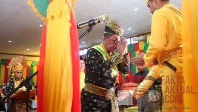 IRJEN POL YAN FITRI HALIMANSYAH KAPOLDA KEPRI TERIMA GELAR KEHORMATAN ‘DATO PERDANA SATYA BUANA’