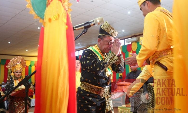 IRJEN POL YAN FITRI HALIMANSYAH KAPOLDA KEPRI TERIMA GELAR KEHORMATAN ‘DATO PERDANA SATYA BUANA’