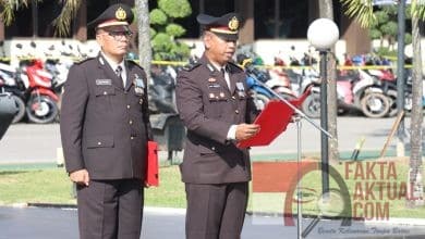 Upacara Hari Pahlawan Tahun 2024, Kapolresta Barelang Berikan Penghargaan Kepada 30 Personil Berprestasi