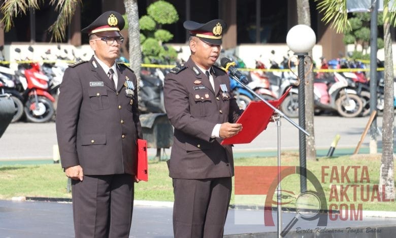 Upacara Hari Pahlawan Tahun 2024, Kapolresta Barelang Berikan Penghargaan Kepada 30 Personil Berprestasi