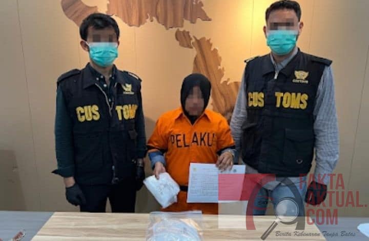 Selundupkan 2 Kg Sabu di Lipatan Jeans, Pegawai Freelance Hiburan Malam dan IRT Dibekuk BC Batam