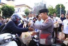 Masyarakat Antusias Saat Kapolri Turun Langsung Berbagi Takjil