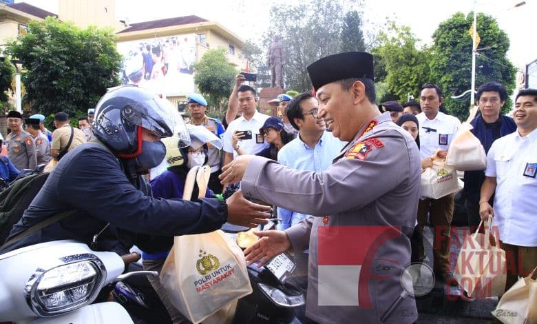 Masyarakat Antusias Saat Kapolri Turun Langsung Berbagi Takjil