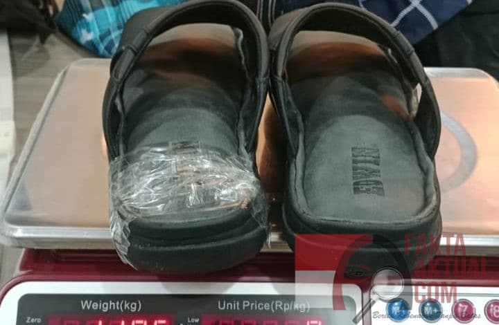 Sabu Diselipkan di Sandal, Tukang Cat Diciduk Bea Cukai Batam di Bandara Hang Nadim Sabu Diselipkan di Sandal, Tukang Cat Diciduk Bea Cukai Batam di Bandara Hang Nadim