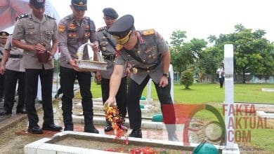 Polda Kepri Ziarah Makam Pahlawan Dalam Rangka Peringatan Hari Bhayangkara Polda Kepri Ziarah Makam Pahlawan Dalam Rangka Peringatan Hari Bhayangkara