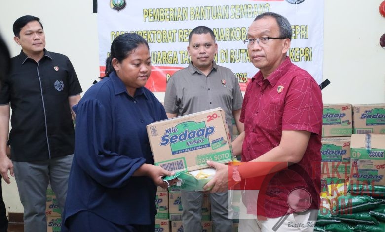 Ditresnarkoba Polda Kepri Salurkan 116 Paket Sembako Untuk Keluarga Tahanan 