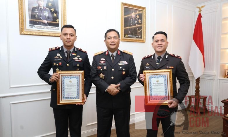 Dua Kapolsek Polresta Barelang Terima Penghargaan Kapolda Kepri, Bukti Dedikasi dan Loyalitas Tanpa Batas Dua Kapolsek Polresta Barelang Terima Penghargaan Kapolda Kepri, Bukti Dedikasi dan Loyalitas Tanpa Batas