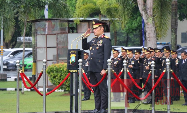 Polda Kepri Gelar Upacara di Hari Pahlawan ke-80, Hingga Tabur Bunga di Makam Pahlawan Polda Kepri Gelar Upacara di Hari Pahlawan ke-80, Hingga Tabur Bunga di Makam Pahlawan