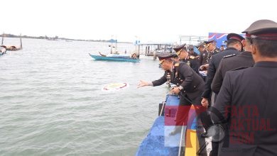 Kapolda Kepri Pimpin Upacara Tabur Bunga Dalam Rangka Hari Pahlawan Nasional 