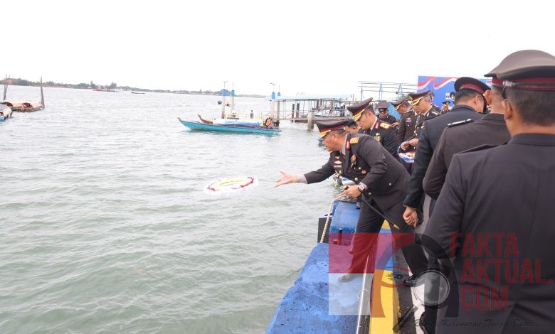 Kapolda Kepri Pimpin Upacara Tabur Bunga Dalam Rangka Hari Pahlawan Nasional Kapolda Kepri Pimpin Upacara Tabur Bunga Dalam Rangka Hari Pahlawan Nasional