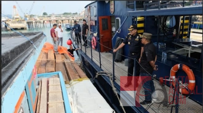 Aksi Cepat Bea Cukai Batam, 1.250 Balok Kayu Ilegal Diamankan dari KM Rasidin